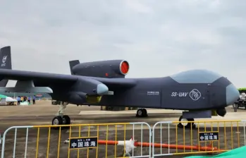 Este Jiu Tian es un portadrones aéreo de gran envergadura (25 metros) y capacidad de carga (16 toneladas), diseñado para lanzar enjambres de drones explosivos. FOTO: REDES SOCIALES @xinfolive