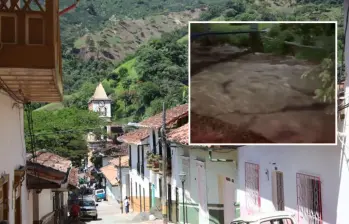 Imagen del casco urbano de Ciudad Bolívar. Adelante, creciente de la quebrada Los Monos. Foto: Fundación Julio C. Hernández e imagen tomada de redes.