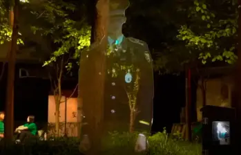 El holograma se proyecta a tamaño real en un parque de Seúl. FOTO: Captura de video