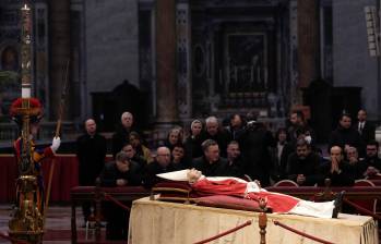 Guardias suizos e integrantes de la Iglesia Católica se despiden del único papá que falleció siendo emérito. Será enterrado sin los tradicionales zapatos rojos que benefician a los papas que lo secundan. FOTO getty