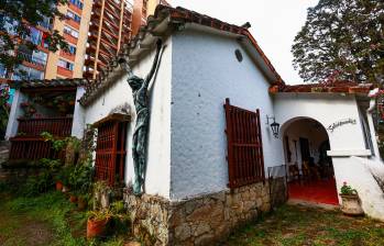 Uno de los cristos esculpidos por Jorge Marín Vieco se conserva en la entrada de la casa, como símbolo de la fuerza expresiva de su obra. FOTO Manuel Saldarriaga