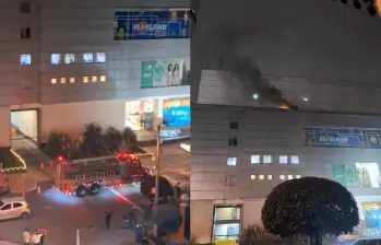 El incendio en la plazoleta de comidas obligó a evacuar el centro comercial San Rafael. La causa sigue bajo investigación. FOTO: REDES SOCIALES. 