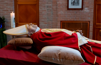 Benedicto XVI murió el 31 de diciembre de 2022 por la mañana en el monasterio vaticano en el que residía. Su capilla ardiente abrirá el lunes en la basílica vaticana. FOTO: AGENCIA EFE