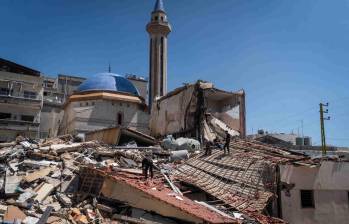 Personas trabajan entre los escombros de un edificio tras un ataque israelí en Tiro, Líbano, en medio de la tregua y negociaciones en Washington para buscar una salida al conflicto con Hezbolá. FOTO: AFP.