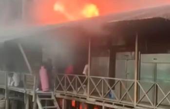 La conflagración habría iniciado en la cocina del hotel. FOTO: Captura de video
