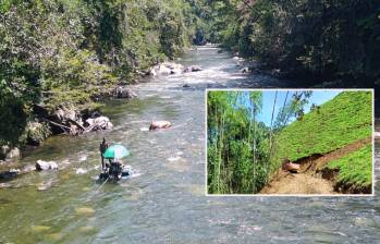 Adelante, una retroexcavadora se abre paso de manera irregular por la montaña, arrasando bosques a su paso. Atrás, una draga operando en pleno río Santo Domingo. FOTOS: EL COLOMBIANO.