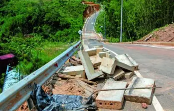 Si bien en la zona ya la carretera está pavimentada y señalizada, todavía se observan aspectos como este en el frente de obras donde hay poca actividad. Foto: Julio Herrera.
