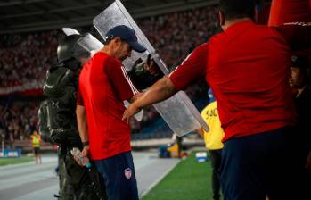 Arturo Reyes durante uno de sus últimos partidos dirigiendo al Junior, en el que salió silbado por los hinchas barranquilleros. FOTO COLPRENSA