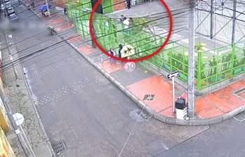 Un padre agredió a su hijo en un colegio de la localidad de Engativá, en Bogotá. FOTO: Captura de video 
