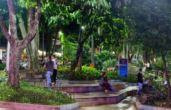 El Parque Lleras es uno de los sectores de Medellín en los cuales no pueden circular menores de 18 años sin sus padres después de las 10:00 de la noche. FOTO: EDWIN BUSTAMANTE
