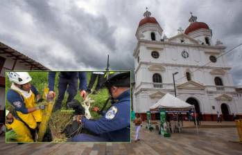 Adelante, rescate de la perrita por parte de los bomberos de Rionegro. Atrás, fachada del parque del municipio. Foto: Esneyder Gutiérrez Cardona