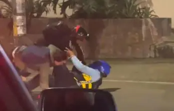 Así fue la agresión contra el agente de tránsito en el sector Manila. FOTO: Cortesía Denuncias Antioquia
