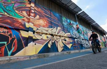El mural “El grafiti y su legado en Medellín” fue creado por varios artistas urbanos en una superficie de 350 metros cuadrados. FOTO Manuel Saldarriaga
