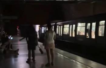 Las personas dentro del metro de Santiago de Chile, tras estar dentro y haber sufrido el apagón. Muchas personas quedaron en las estaciones. FOTO: CAPTURA VIDEO REDES SOCIALES