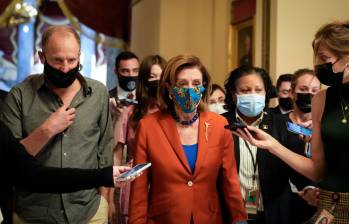 La líder demócrata de la cámara baja, Nancy Pelosi, se vio obligada a retirar el proyecto de infraestructura de la plenaria ante la amenaza de bloqueo de un sector del partido. FOTO GETTY