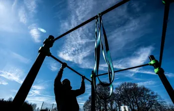 Anotar objetivos y dividirlos en acciones pequeñas es una de las estrategias más efectivas para sostener nuevos hábitos a largo plazo. FOTO AFP