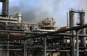 Sanciones al petróleo ruso dispararon los precios internacionales y tensaron la relación entre Occidente y Moscú. FOTO: XINHUA