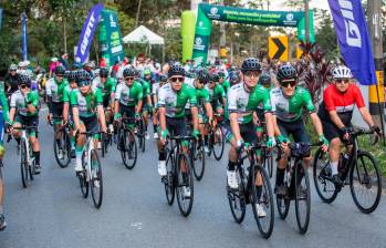 Los ciclistas del equipo Orgullo Paisa, tanto de las categorías élite masculina y femenina, como sub-23 en varones, fueron los que lideraron el pelotón de pedalistas que subieron por Palmas. FOTO Esneyder Gutíerrez. 