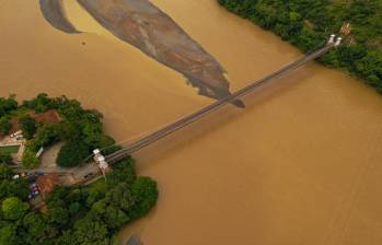 Cada siglo tuvo un puente para cruzar el río Cauca y llegar a Urabá