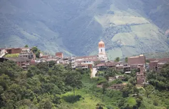 El proceso de adjudicación está pensado para el mejoramiento y construcción de la vía entre El Aro, Puerto Valdivia y Presa, en jurisdicción del municipio de Ituango, Norte de Antioquia. FOTO: Fundación Julio C. Hernández