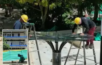 Obreros realizando una intervención en el parque principal de Copacabana. FOTO: imagen tomada de redes.