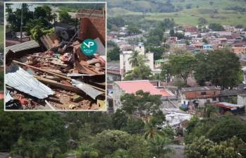 Adelante, una de las casas destruidas tras una explosión. Atrás, imagen de referencia del municipio de Tarazá. Foto: Fundación Julio C. Hernández e imagen tomada de las redes de NP Noticias.