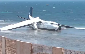 Así quedó el avión de la aerolínea somalí Starsky Airline tras el impacto en la playa. FOTO: Tomada de X @aviationbrk