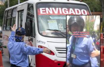 Atrás, agentes de tránsito realizando control vial en el municipio. Adelante, uno de los agentes involucrados en el presunto caso de abuso de autoridad FOTO: EL COLOMBIANO