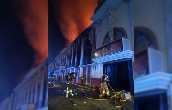 Las llamas dentro de las discotecas fueron reportadas a las 6:00 de la mañana, sin embargo, el cuerpo de bomberos llegó alrededor de las 7:00 de la mañana y a la hora ya estaba sofocando el fuego. FOTO: Cortesía redes sociales / X @elmundoes