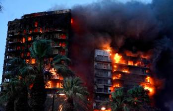 El incendio está consumiendo un edificio residencial de 14 pisos en España. Foto: GETTY
