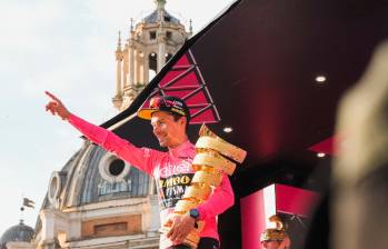 Primoz Roglic, que tiene 33 años, ganó su primer Giro de Italia y consiguió su cuarto campeonato en las grandes del ciclismo (ganó La Vuelta a España de 2019, 2020, 2021). FOTO: TOMADA DEL TWITTER DE @rogla