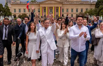 Gustavo Petro salió de la Casa de Nariño acompañado por su hija Antonella y miembros de su equipo. FOTO: Presidencia