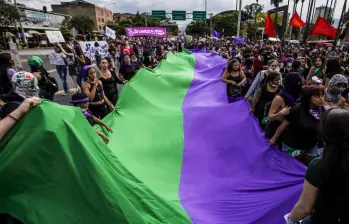 La movilización coincide con el anuncio de la administración municipal de tomar nuevas medidas para reforzar acciones de prevención, debido a que Medellín suma 27 muertes violentas de mujeres este año. FOTO: Julio César Herrera