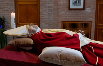 Benedicto XVI murió ayer por la mañana en el monasterio vaticano en el que residía retirado desde su renuncia al ministerio petrino. Su capilla ardiente abrirá mañana lunes en la basílica vaticana. FOTO: AGENCIA EFE