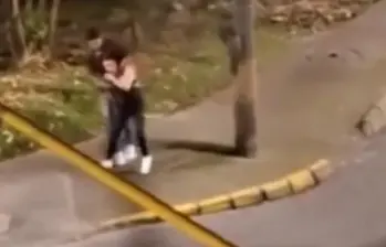 Momento en el que el agresor toma por la espalda a la víctima al parecer intentando ahorcarla. FOTO: Cortesía Denuncias Antioquia.