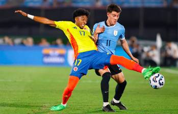 Johan Mojica de Colombia y Facundo Pellistri de Uruguay disputan el balón durante el partido de clasificación sudamericana entre Uruguay y Colombia en el Estadio Centenario. FOTO: GETTY 