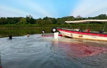 Con el pasar de las horas, las labores se intensificaron con el apoyo de la Fuerza Aeroespacial Colombiana y la participación activa de la comunidad de pescadores, quiénes ayudaron a recuperar el cuerpo. FOTO: Cortesía