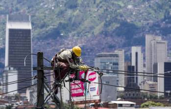 Descripción: Operarios de Empresas Públicas de Medellín EPM, realizan labore sobre líneas de energía de la ciudad. Foto: Julio César Herrera