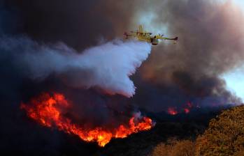 Tres incendios principales, denominados Palisades, Eaton y Hurst, continúan fuera de control y han arrasado comunidades costeras como Santa Mónica y Malibú. Foto: Getty