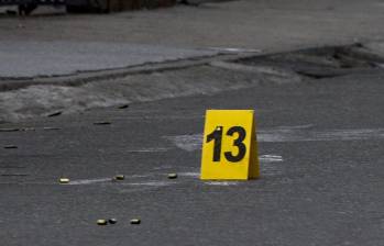 El conductor de la camioneta que estaba persiguiendo tuvo que ser trasladado a un centro asistencial, mientras quedaba bajo custodia policial. FOTO: EL COLOMBIANO