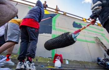 El pasado martes, decenas de grafiteros se tomaron la Autopista Norte, para volver a pintar un mural alusivo a La Escombrera borrado por la Alcaldía de Medellín. FOTO: Esneyder Gutiérrez