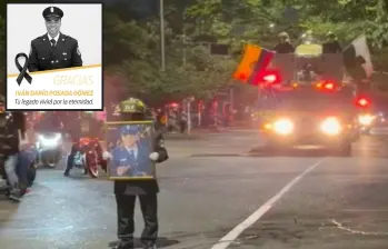 Adelante, el bombero Iván Posada quien falleció el domingo. Atrás, caravana en su honor. FOTO: Cortesía