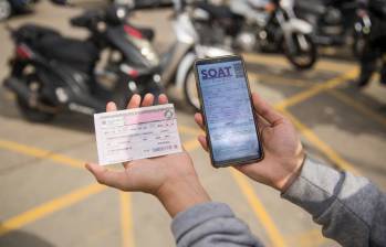 Los conductores pueden presentar sus documentos de manera física o virtual a las autoridades de tránsito que lo requieran. FOTO CARLOS ALBERTO VELÁSQUEZ 