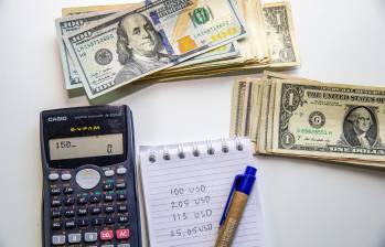 El dólar tocó un precio mínimo de $4.098, y un máximo de $4.144. FOTO CARLOS VELÁSQUEZ 