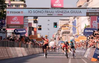 El ciclista noruego Fredik Lavik celebra en MIlán, Italia, su victoria en la etapa 15 del Giro de Italia 2026. Foto: tomada del x de @GiroDitalia