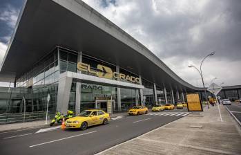 Vista del aeropuerto El Dorado en Bogotá, epicentro del caso que reveló una red de tráfico de drogas con participación de personal interno. Foto: Andrés Camilo Suárez