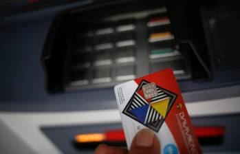 Las tarjetas de crédito premium ofrecen beneficios como acceso a salas VIP, seguros de viaje y acumulación de millas, pero su aprobación depende del perfil financiero del solicitante. FOTO COLPRENSA