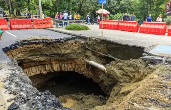 Así quedó el hueco producido por una socavación en la Avenida de El Poblado. Foto: Andrés Camilo Suárez Echeverry