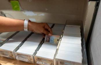 Según las autoridades, las redes delincuenciales estarían contactando a ciudadanos colombianos que se prestan como testigos falsos para asegurar que el extranjero nació en Colombia. FOTO: Cortesía Registraduría