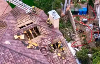Los habitantes de las casas afectadas se encontraban dentro de ellas durante el accidente, pero no resultaron heridos. FOTO: Captura de video X @VCFD_PIO